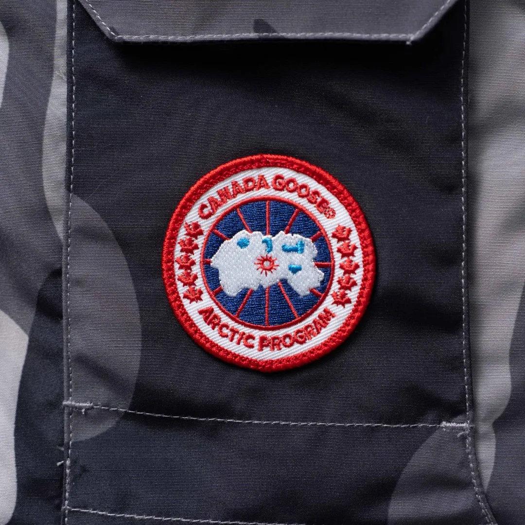 P660 CANADA GOOSE丨Canada Goose C08 children's clothing, children's hooded down jacket Color: gray camouflage Size: 110-160